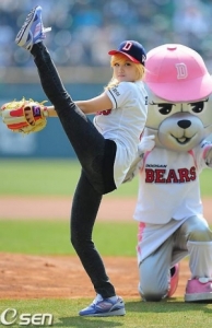 Jeon Hyo Sung Sexy Baseball Girl