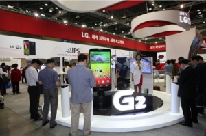 2013 한국전자전 : ‘우수 디자인 대통령상’ 수상에 빛나는 ‘LG G2’