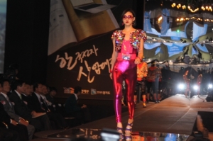 Clothes with e-Textile Materials?